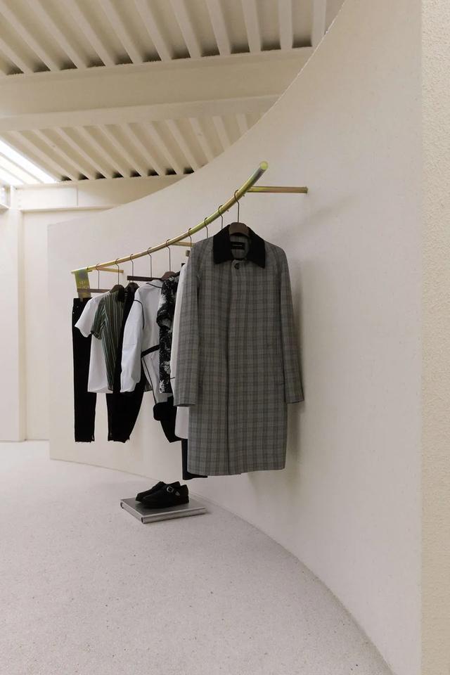 服裝店裝修弧形展示區設計圖片