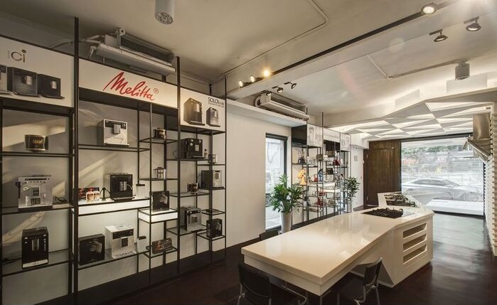 店面裝修設計：幾何造型勾勒現代科技質感，老屋變身活力展售空間！