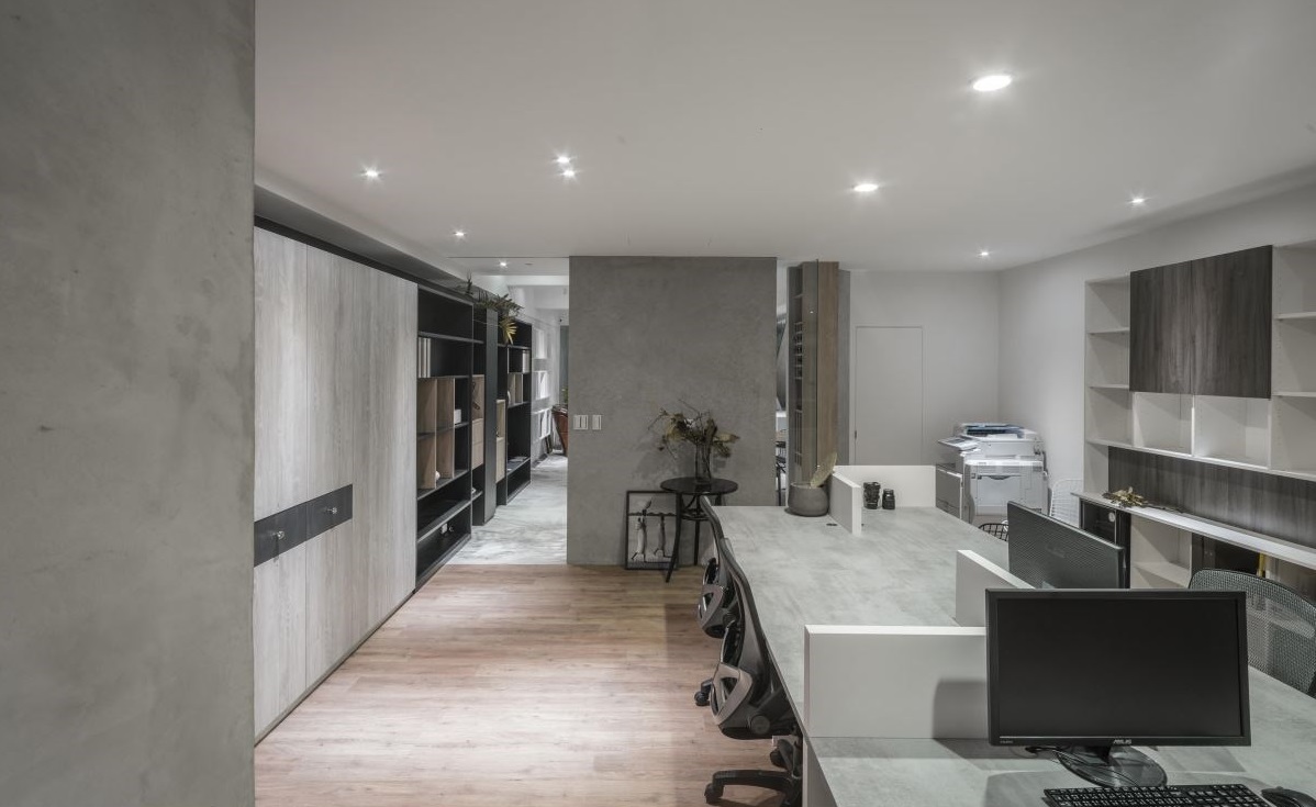 商業空間設計:老透天改造 showroom 工作室，有明亮前庭院和時髦吧臺