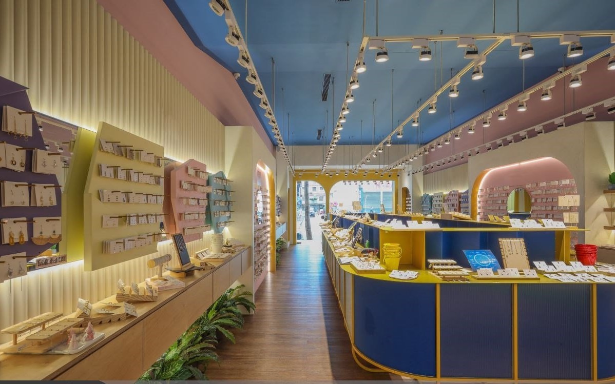 店面裝修設(shè)計(jì):改造成飾品游樂園！回轉(zhuǎn)壽司陳列臺(tái)與粉嫩飾品墻混搭，滿足少女們的購物欲